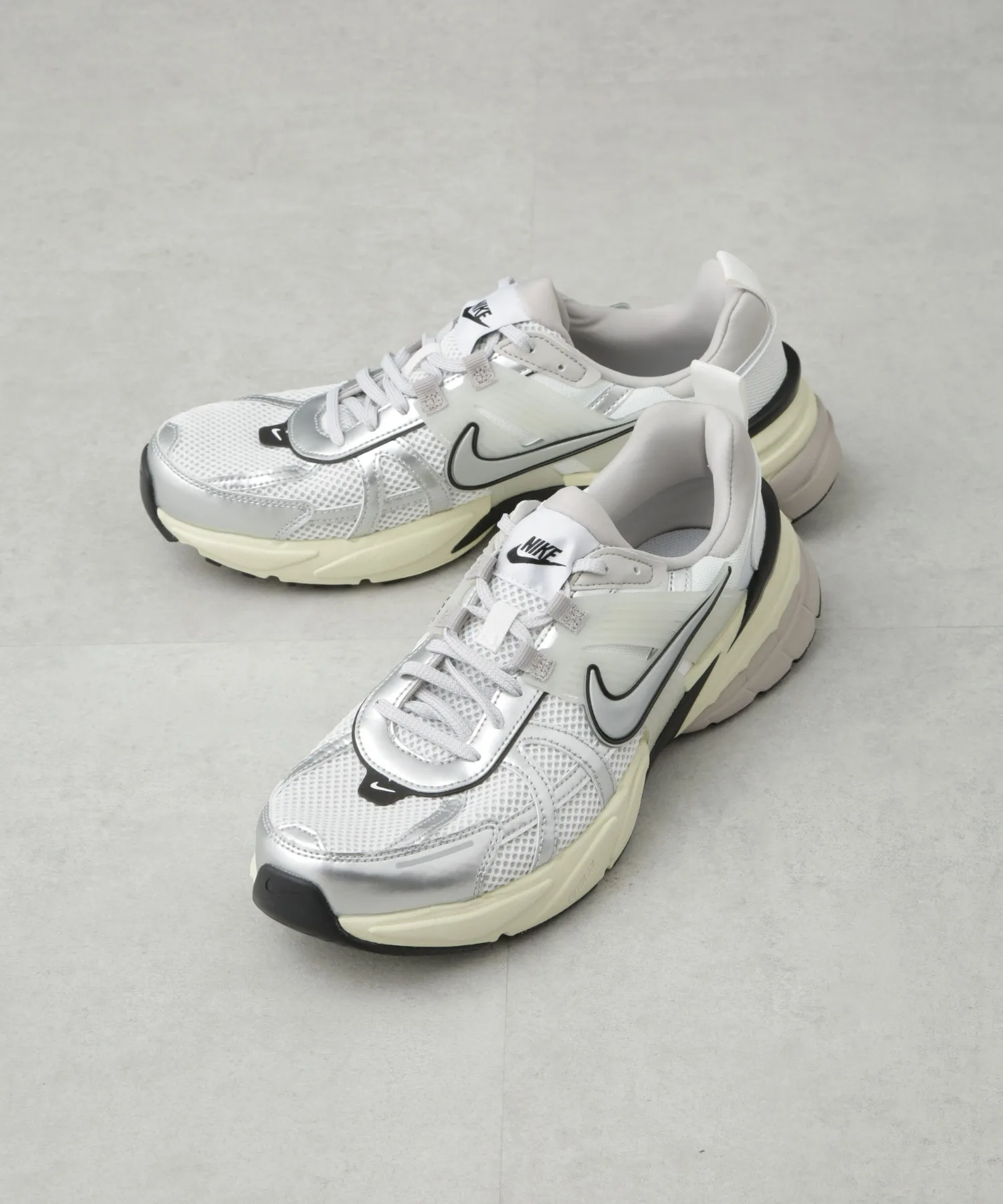 Женские кроссовки V2K RUN NIKE белые
