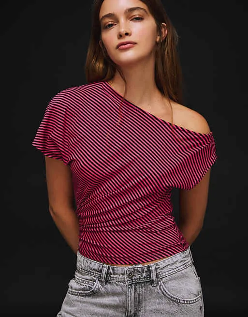 

Розовая футболка с короткими рукавами и асимметричным принтом Bershka