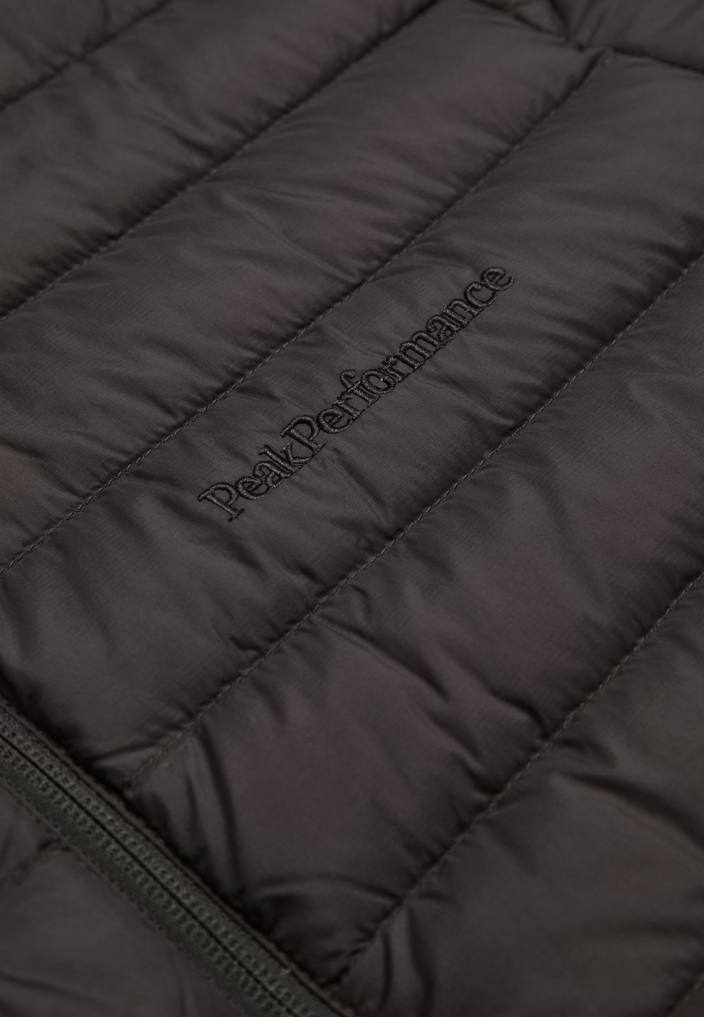 

Пуховик LINER HOOD Peak Performance, темно-коричневый