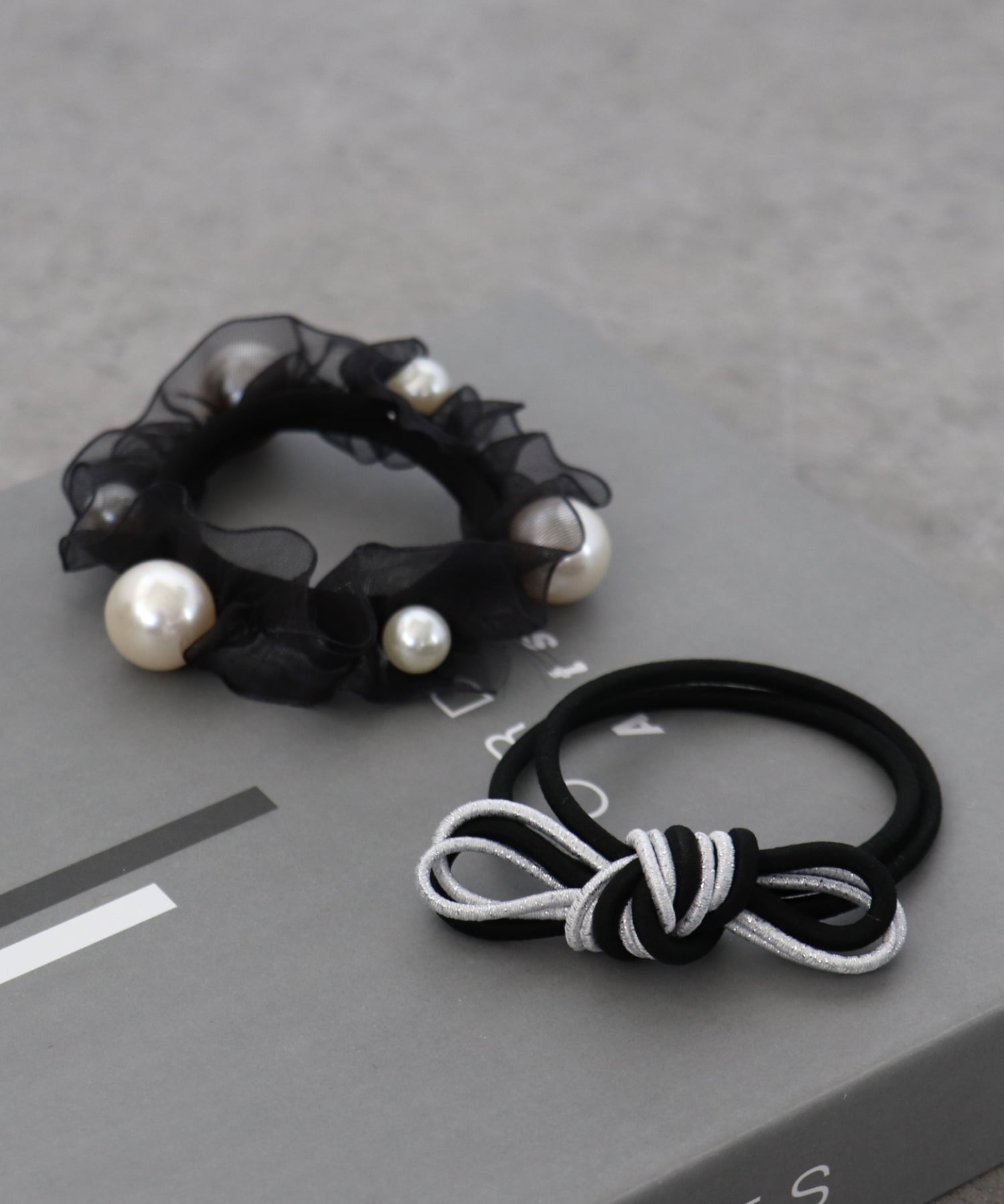 Набор из трех резинок для волос /Pearl Scrunchie x Ribbon Hair Research Set Three Four Time, black