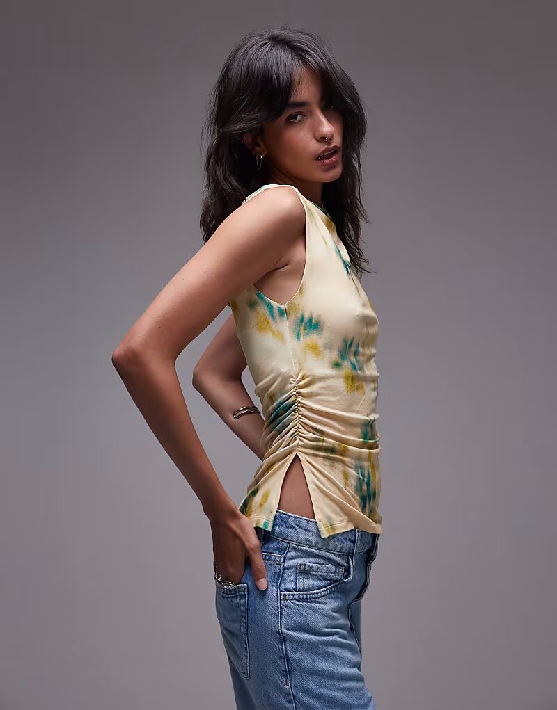 

Майка Topshop с размытым цветочным принтом и косым воротом желтого цвета