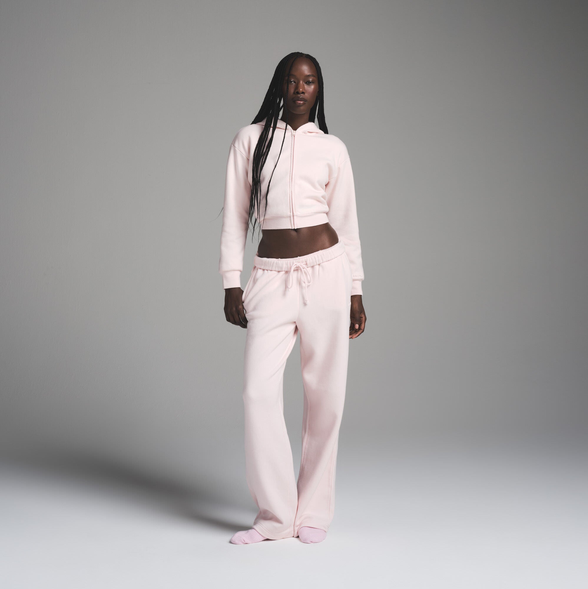 

Укороченная толстовка с капюшоном на молнии SKIMS, цвет barely pink