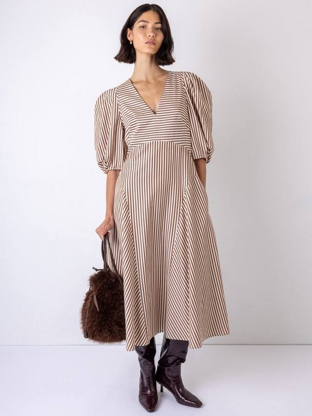 

Платье миди Mila с пышными рукавами, смелой полоской и V-образным вырезом из вискозы LENZING ECOVERO VIVERE