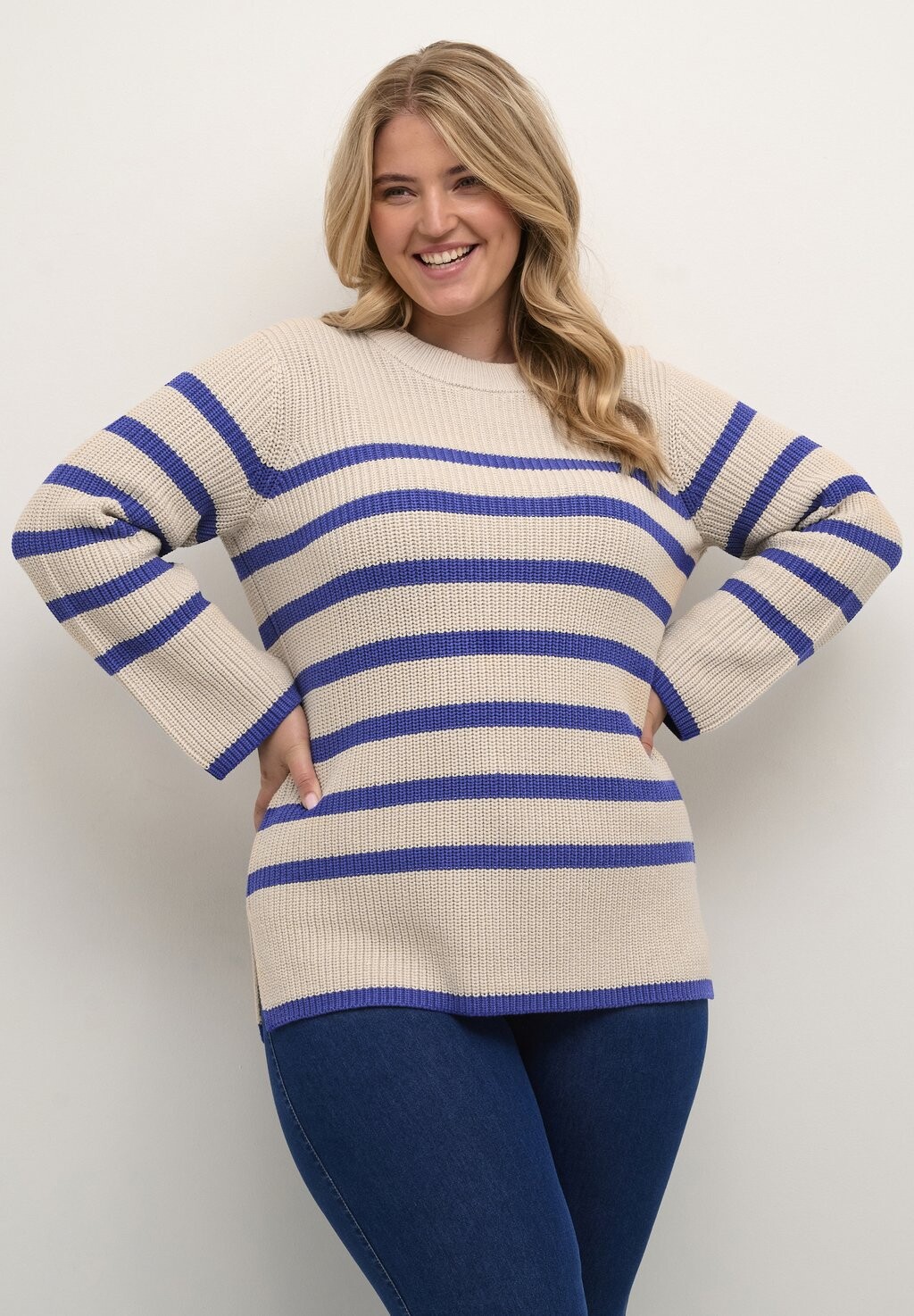 

Свитшот Kaffe Curve МИЛЛА, цвет sand dollar clamtisblue stripe