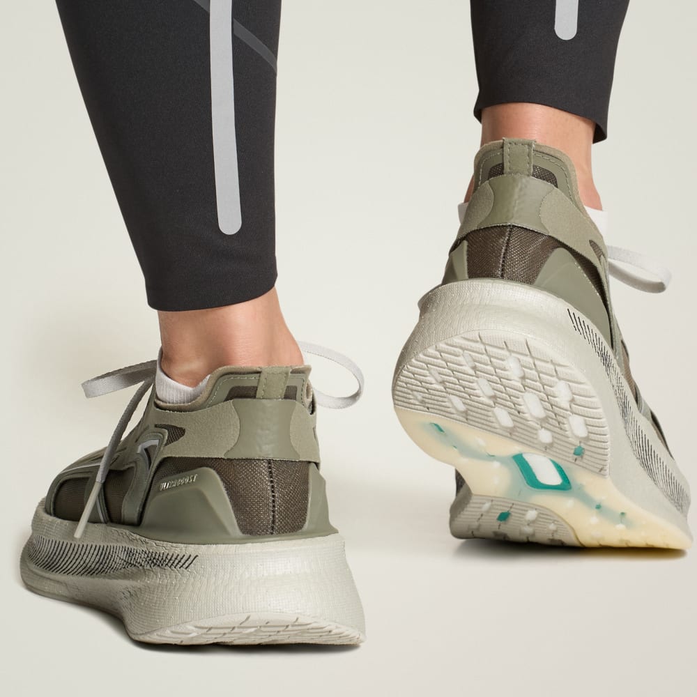 Кроссовки Adidas by Stella McCartney Ultraboost 5 Shoes, цвет Legacy Green/Willow Grey/Glory Green — фото 2