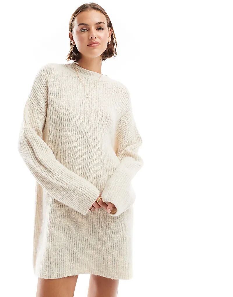

Трикотажное мини-платье цвета экрю Pull&Bear