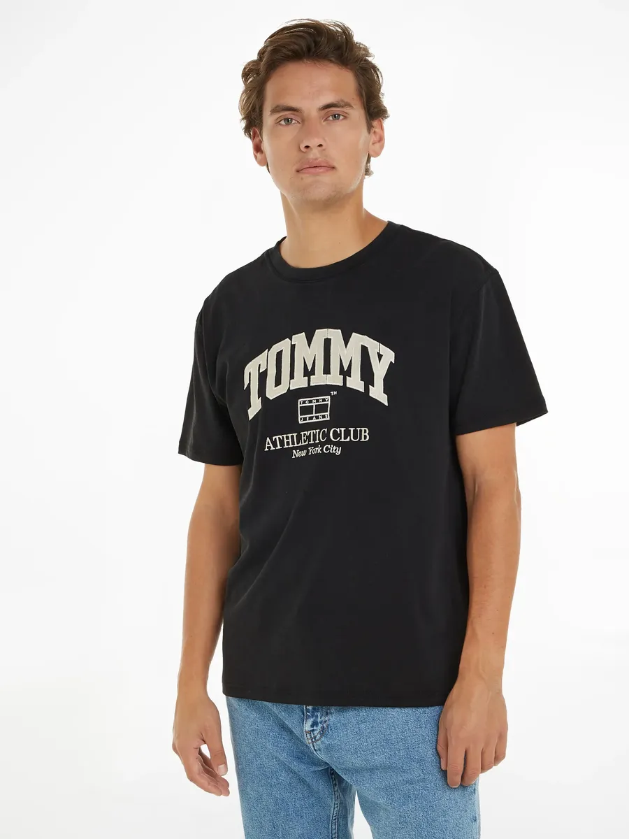 

Футболка Tommy Jeans "TJM REG ATHLETIC CLUB TEE", логотип в студенческом стиле на груди, черный