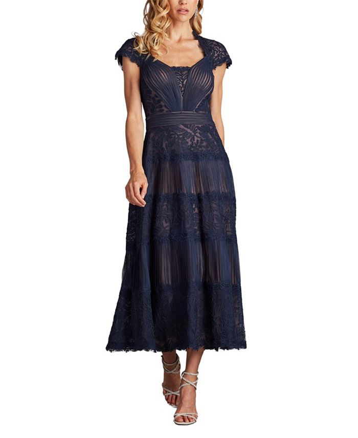 

Платье Boette Lace длины "чай" с кружевом Tadashi Shoji, синий