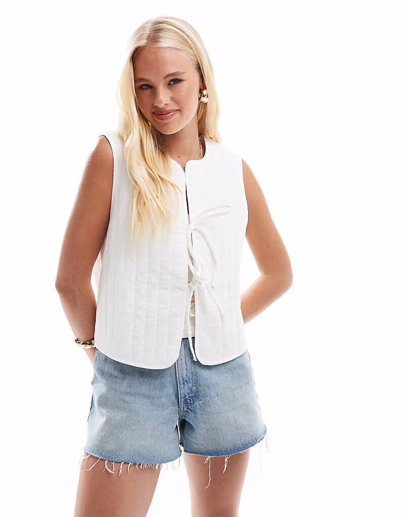 

Легкий стеганый летний жилет с завязками спереди в цвете «облачно-белый» Pieces