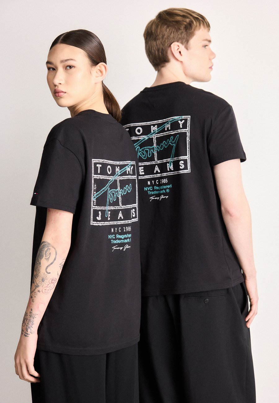 

Футболка Tommy Jeans SIGN SPRAY UNISEX, Black, Черный, Футболка Tommy Jeans SIGN SPRAY UNISEX, Black