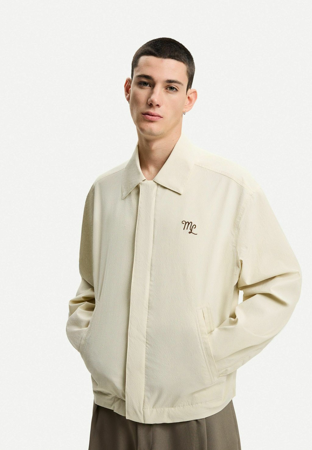 

Легкая куртка Bershka, бежевый