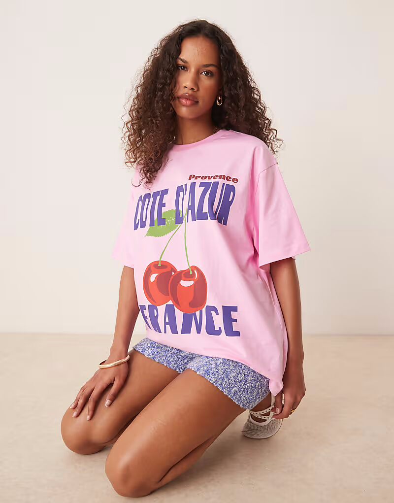 

Футболка ASOS DESIGN oversize с принтом вишни розового цвета