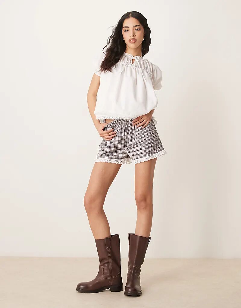 

Коричневые клетчатые шорты ASOS DESIGN с кружевной отделкой