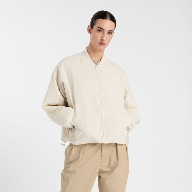 

Куртка переосмысленная как бомбер New Balance, цвет linen (wj51502lin)