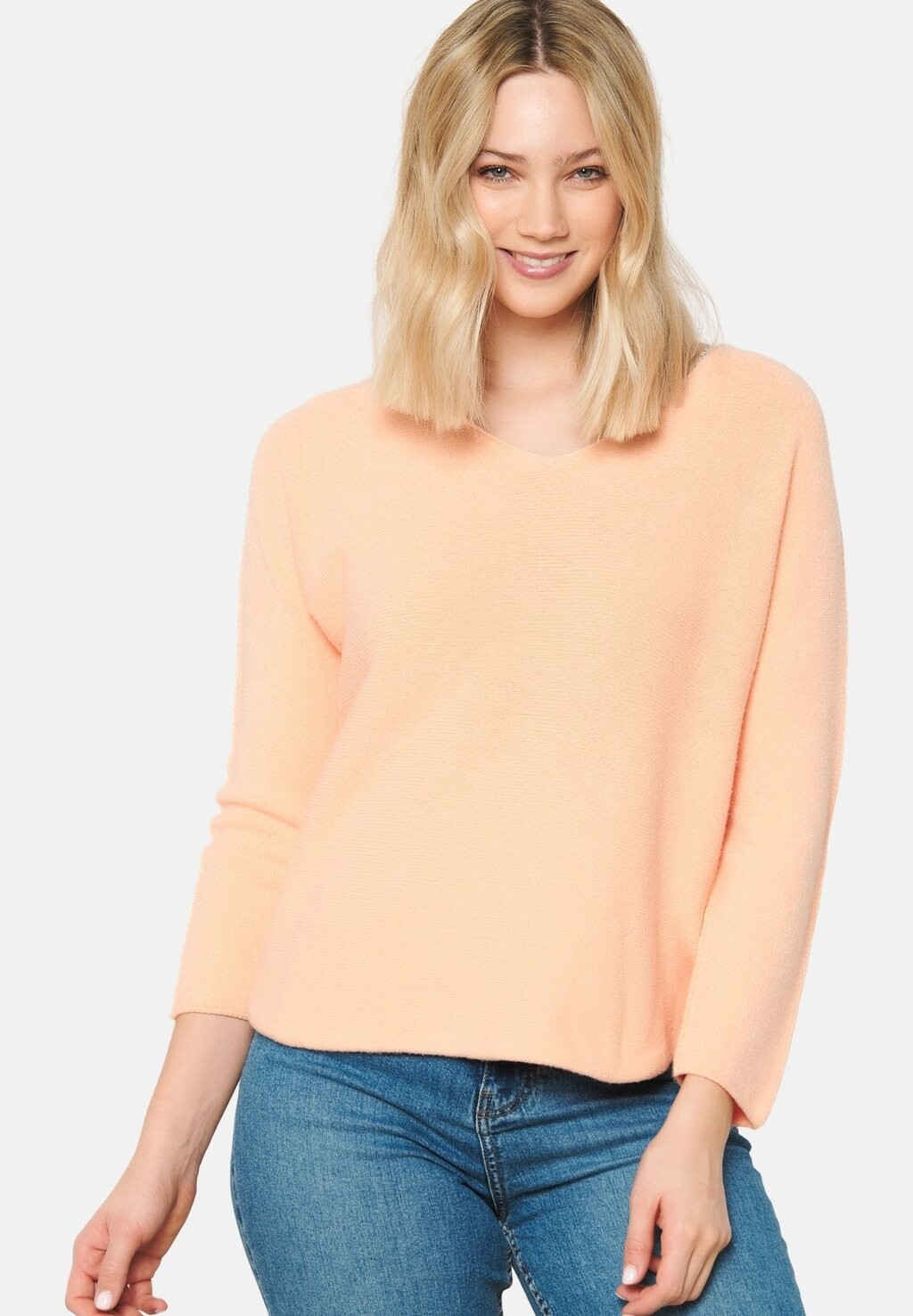 

Вязаный свитер WITH V-NECK LolaLiza, цвет pastel peach