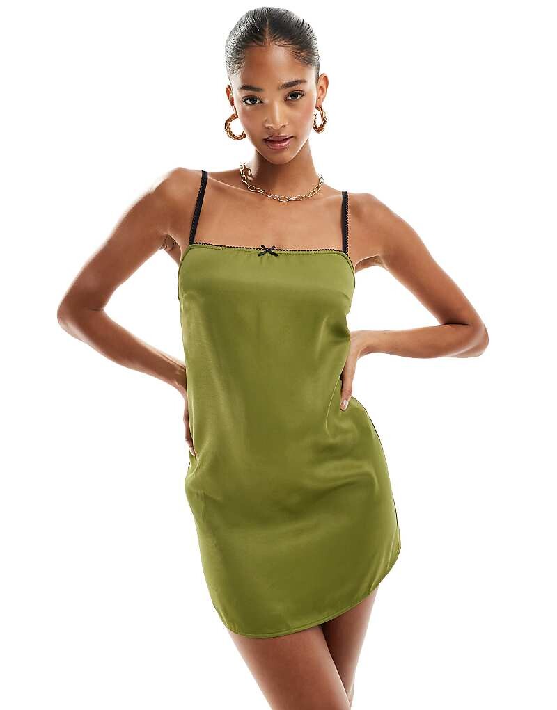 

Pull&Bear – Атласное мини-платье оливкового цвета с бретелями и бантами