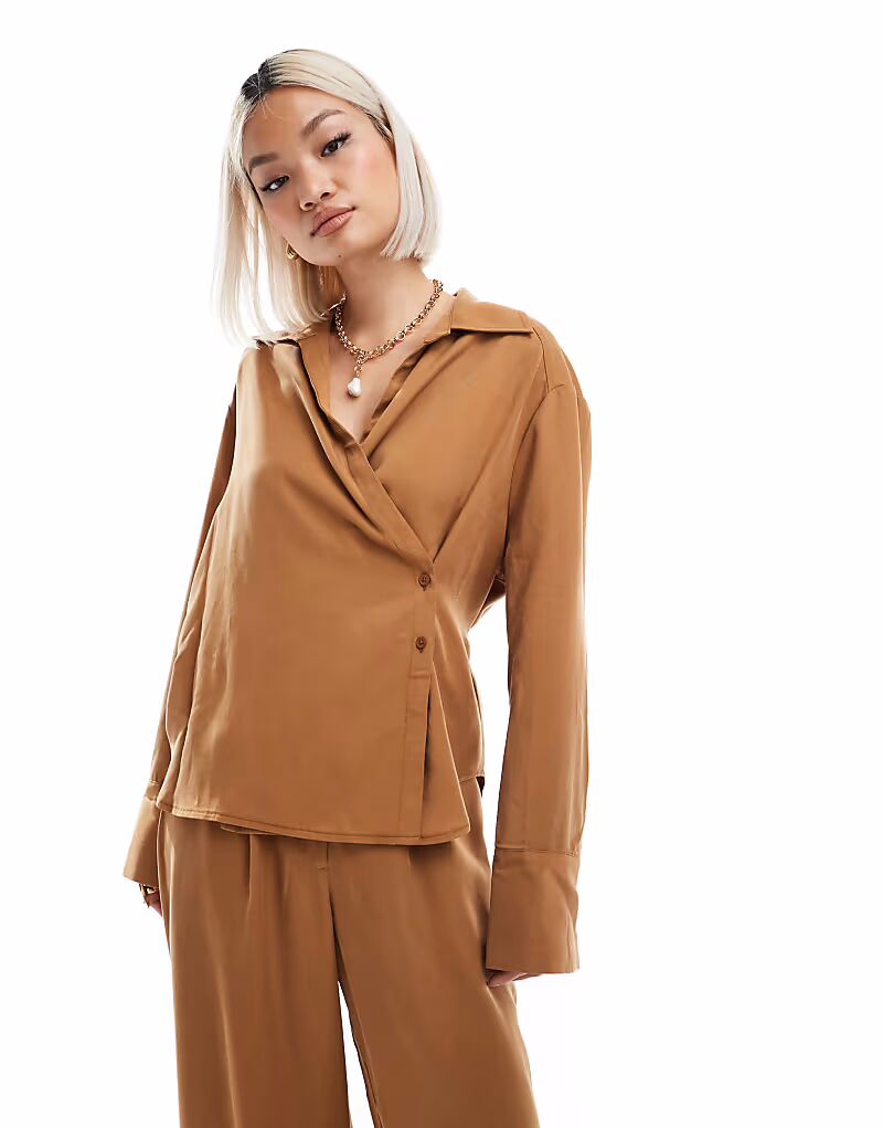 

Рубашка с завязкой-оберткой ASOS DESIGN цвета верблюжьей шерсти