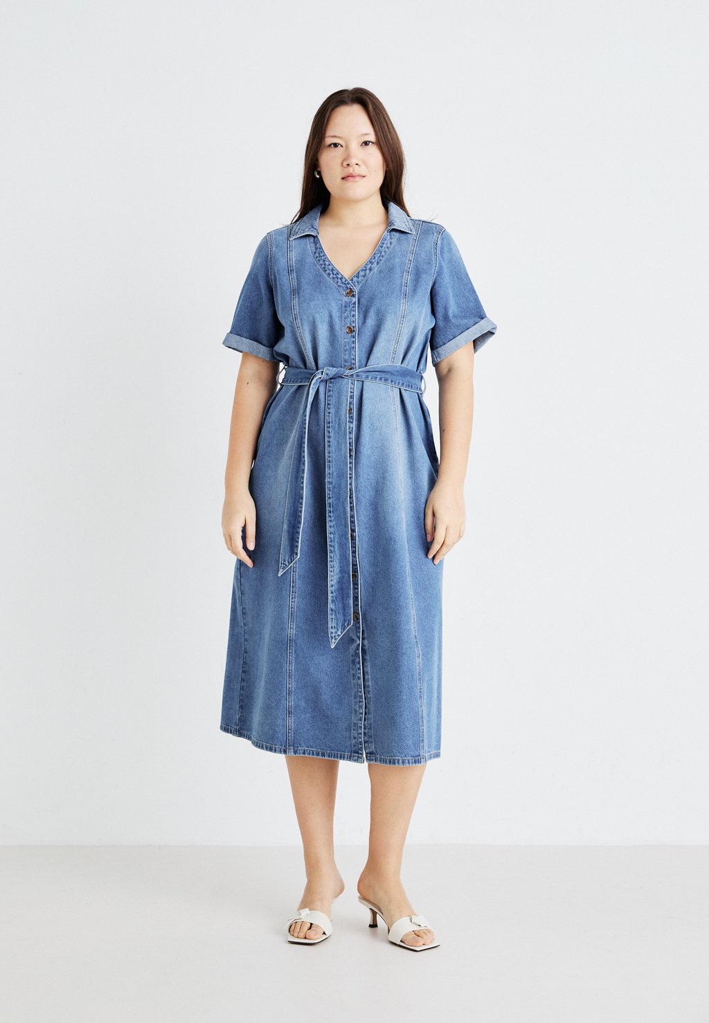 

Джинсовое платье CTRYLLA Vero Moda Curve, цвет Medium Blue Denim