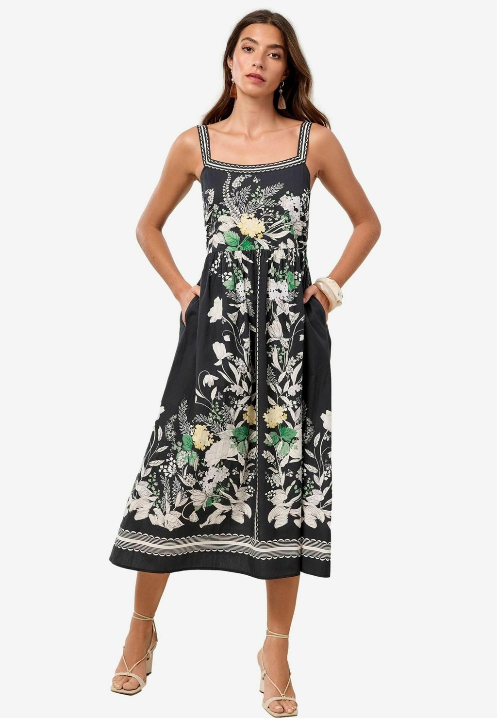 

Повседневное платье REGULAR FIT - PLACEMENT PRINTED CAMI STRAP MIDI Lipsy, черный