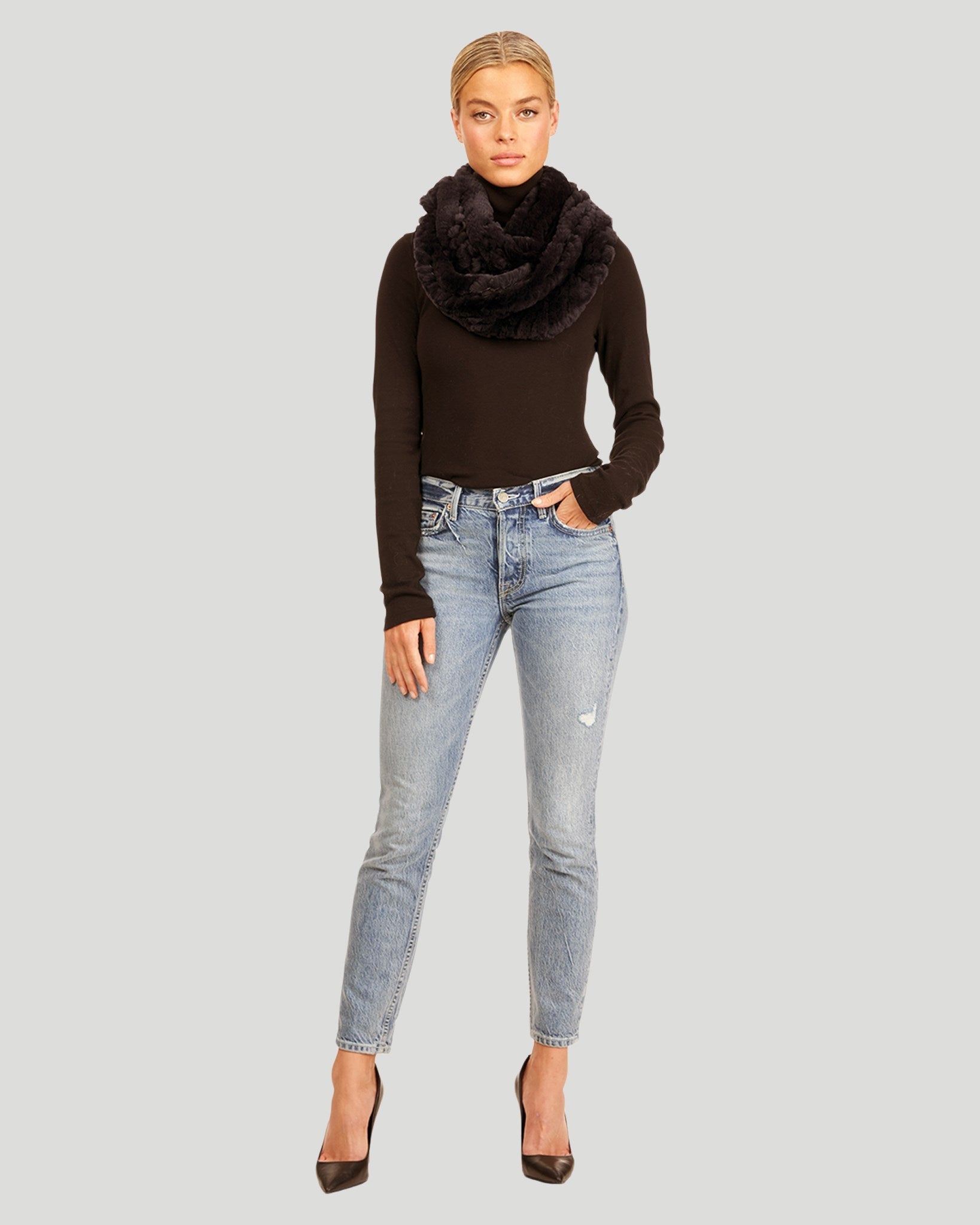 

Вязаный шарф-инфинити с кроликом Рексом Gorski, темно-синий