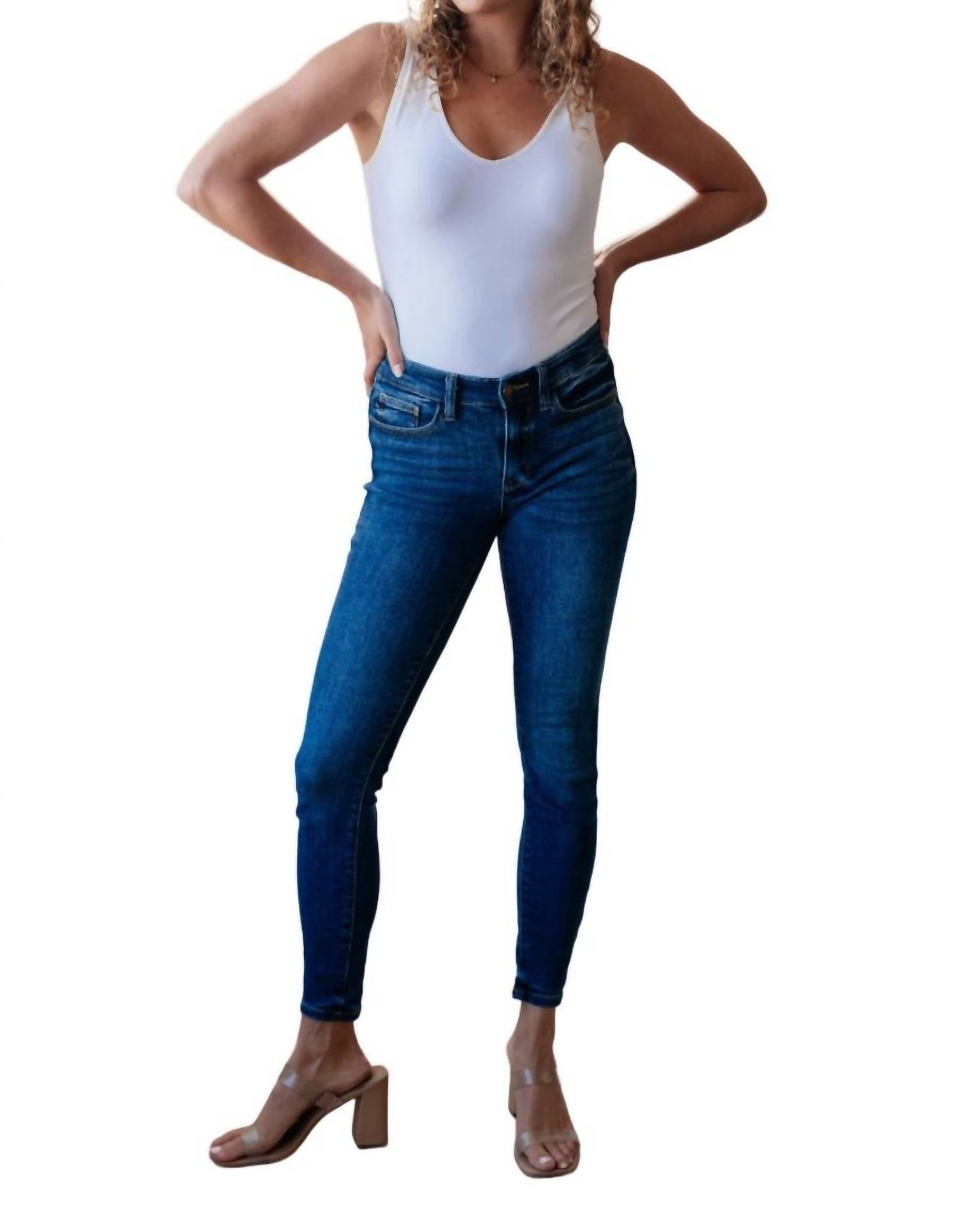 

Узкие джинсы средней посадки в темном цвете Judy Blue, цвет dark wash
