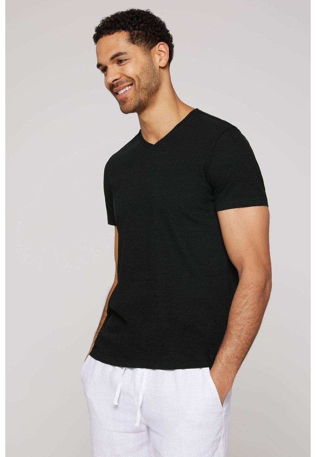

Базовая футболка MIT V-NECK Camp David, черный