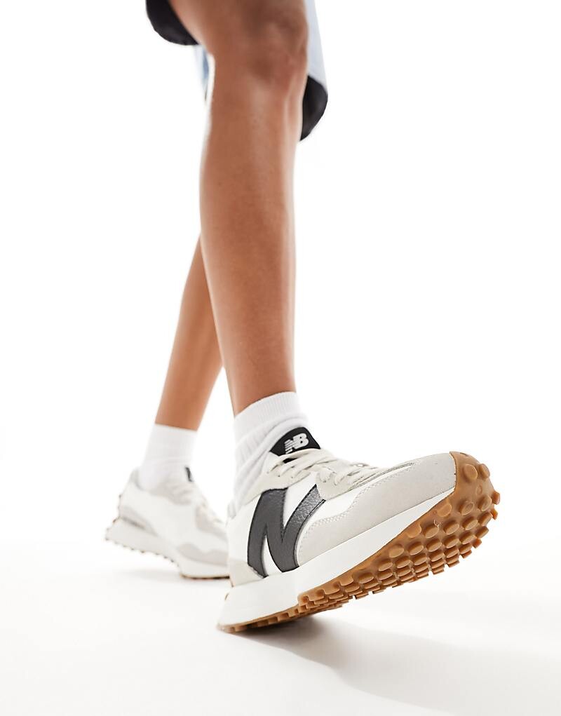 Белые и черные кроссовки New Balance 327 на резиновой подошве — фото 4
