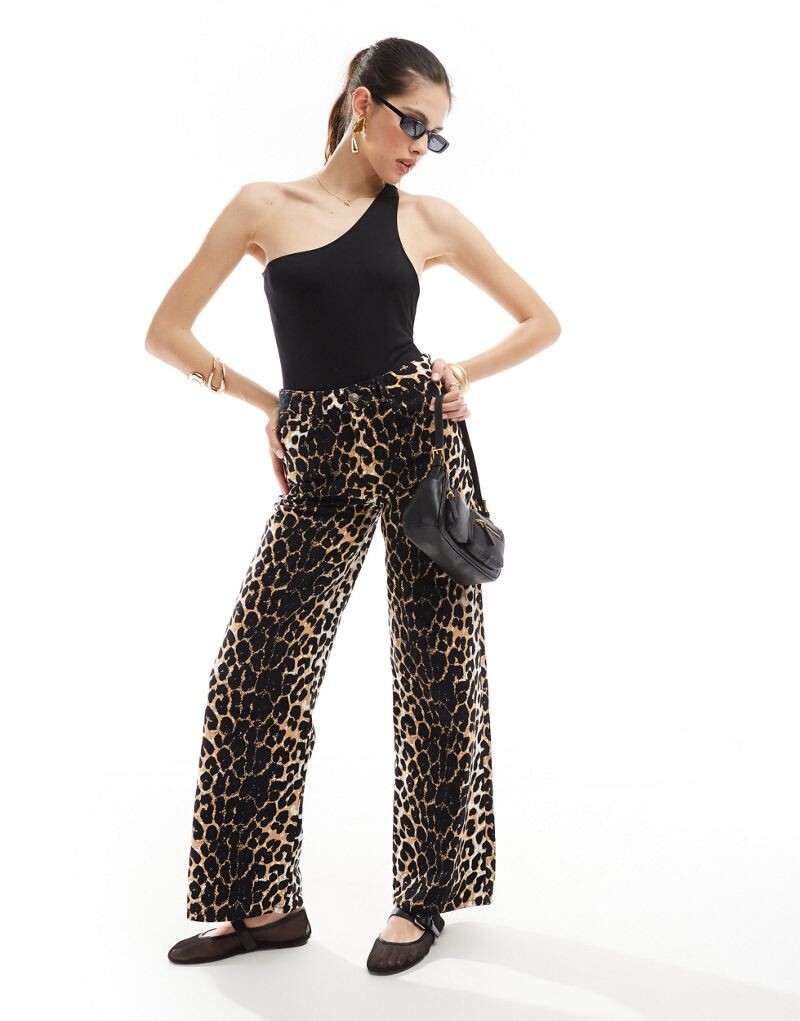 

Черное асимметричное боди Stradivarius STR