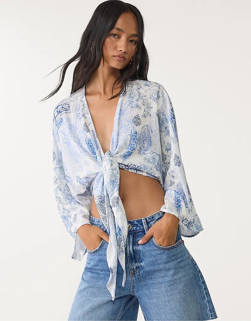 

Блузка Stradivarius с узлом небесно-голубого цвета