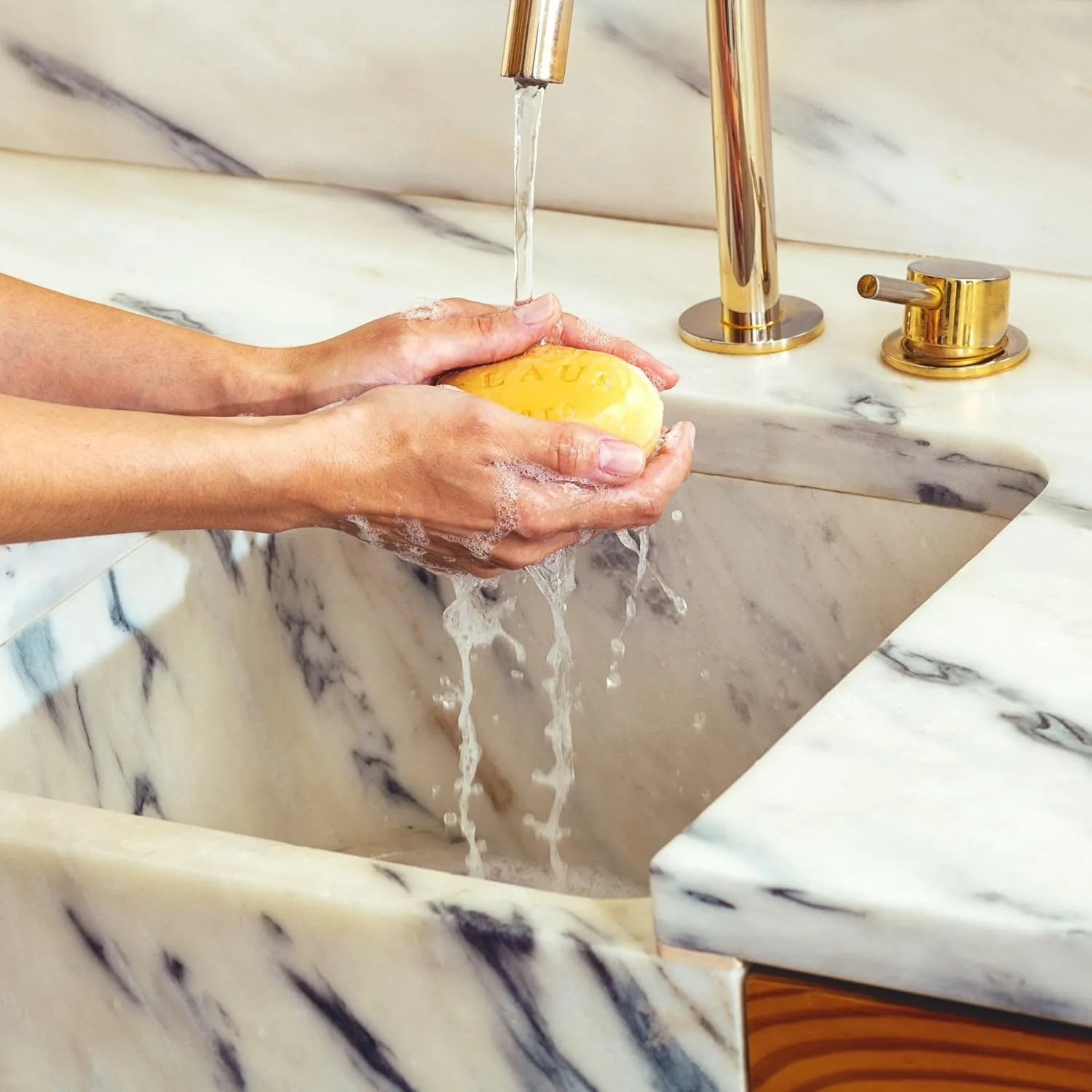 Claus Porto - Banho Citron Verbena Soap для мужчин и женщин | Шелковистое, очищающее, увлажняющее | Ручная работа, ароматное, бодрящее (150 г | 5,3 унции) 150.26 г (1 шт.), Orange — фото 2