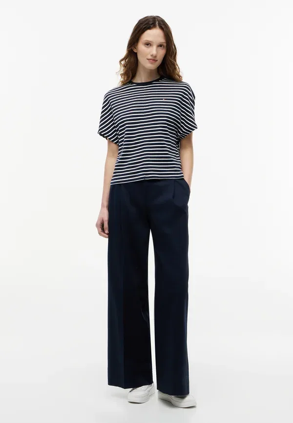 Футболка Tommy Hilfiger Cody batwing tee basic t-shirt, темно-синий / экрю — фото 2