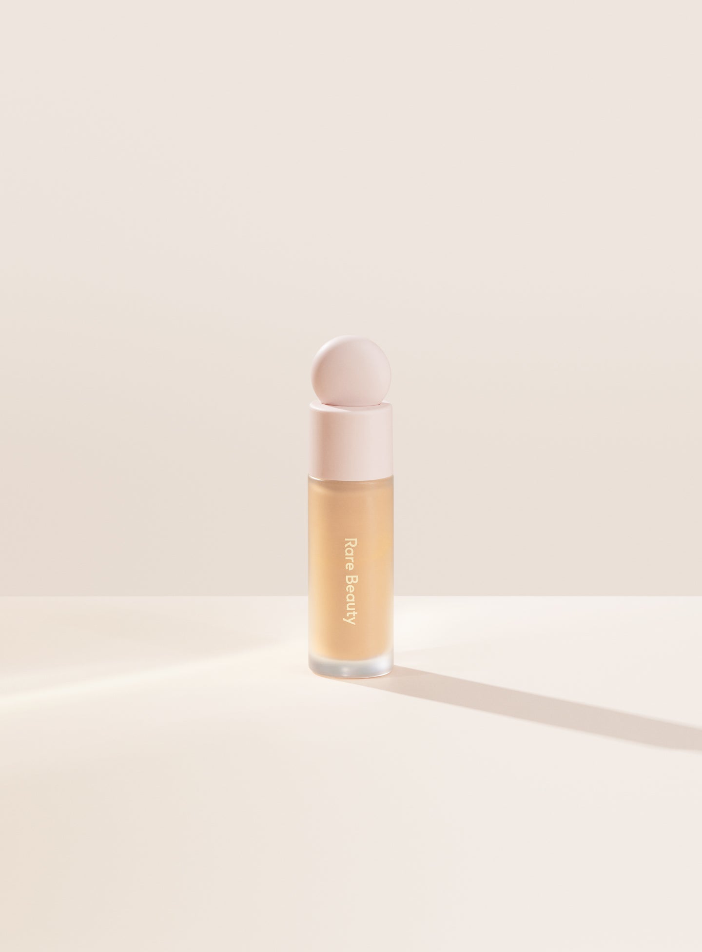 

Осветляющий консилер Liquid Touch Rare Beauty, цвет 190w/light medium with warm golden undertones