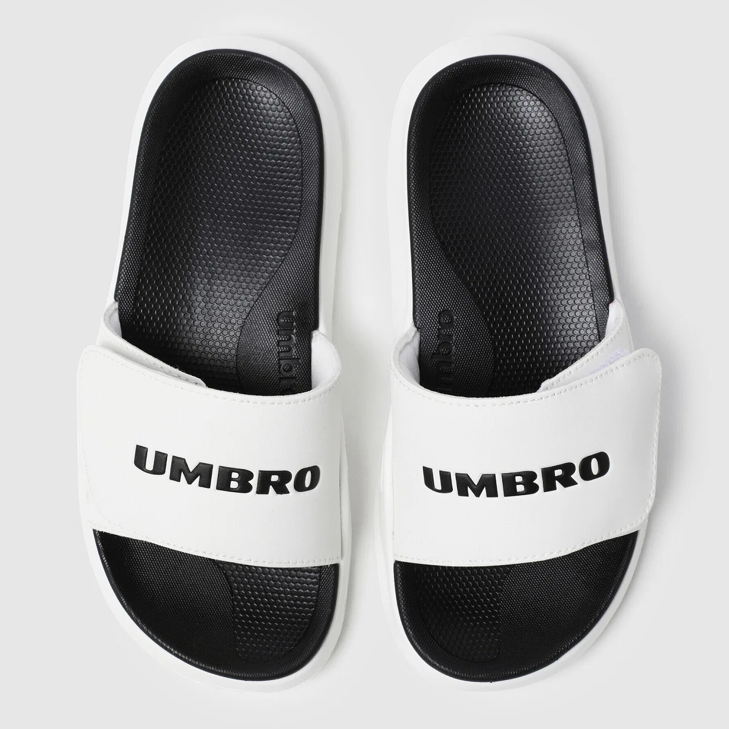 Мужские белые слайды Dual Dope от Umbro