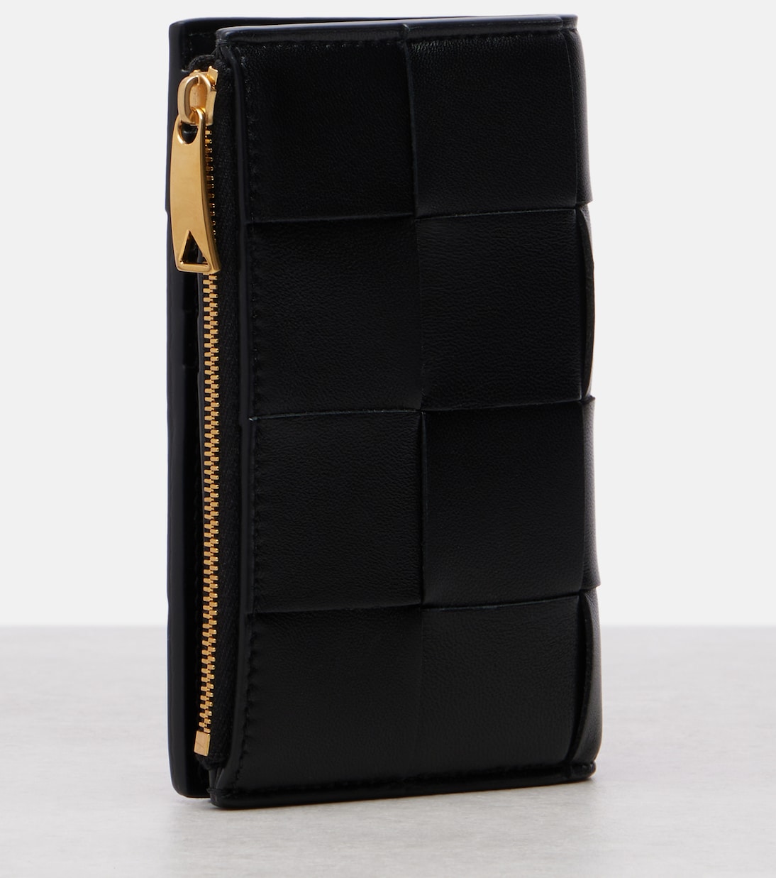 Кошелек кожаный средний бифолд Cassette Bottega Veneta, Black/Gold — фото 3