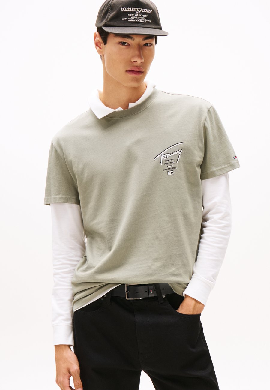 

Футболка Tommy Jeans CITY TEE UNISEX, Utility Sage/Green, Зеленый, Футболка Tommy Jeans CITY TEE UNISEX, Utility Sage/Green