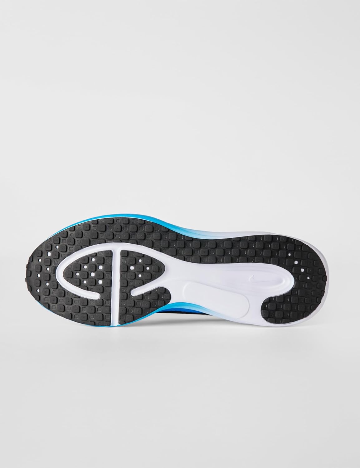 Мужские кроссовки для бега по шоссе Nike Revolution 8, белый/черный/синий — фото 4