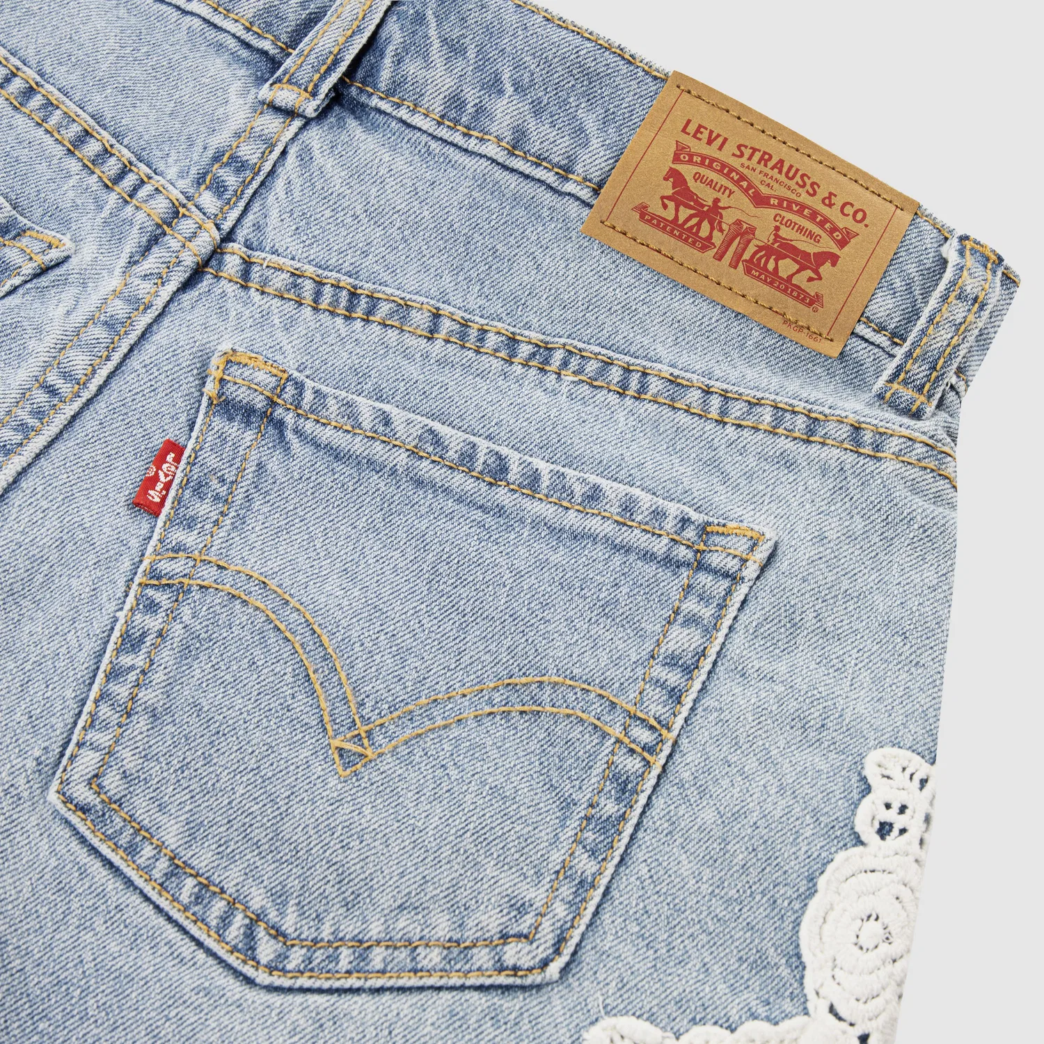Джинсовые шорты А-силуэта с принтом для девочек 7-16 лет Levi's, Light Wash — фото 4