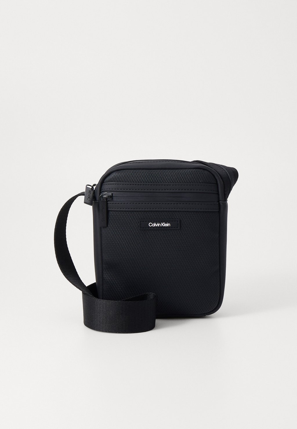 

Сумка через плечо ESSENTIAL REPORTER Calvin Klein, черный