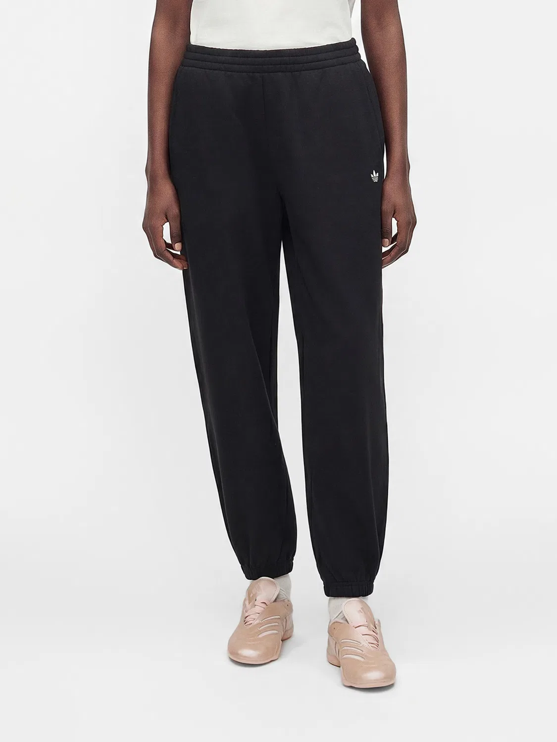 Зауженные брюки Adidas Originals Essentials черного цвета — фото 2