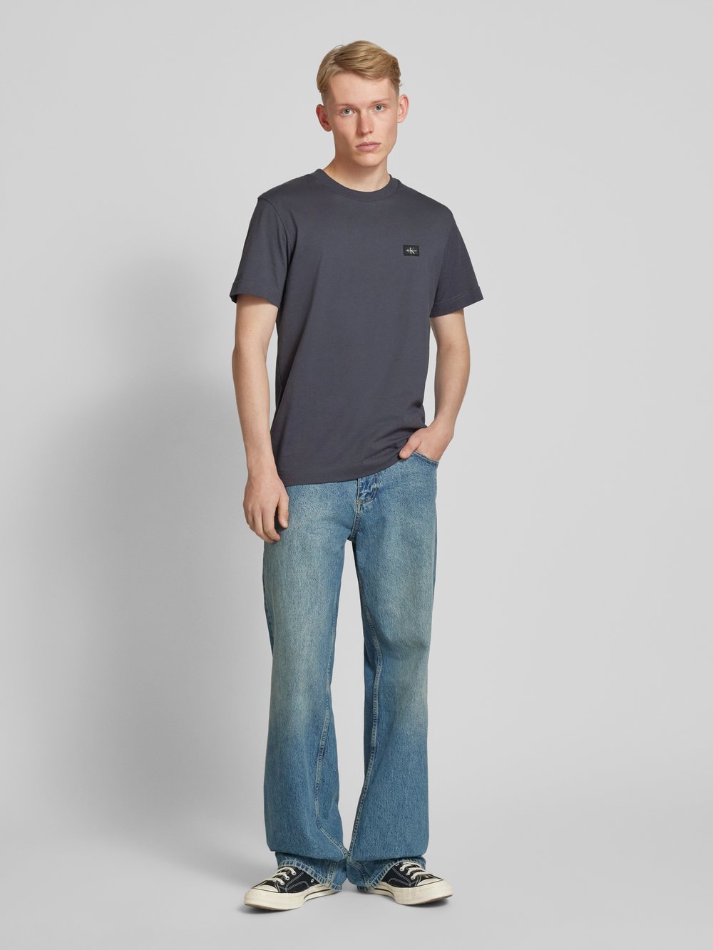 

Футболка прямого кроя с нашивкой-лейблом Calvin Klein Jeans, темно-синий