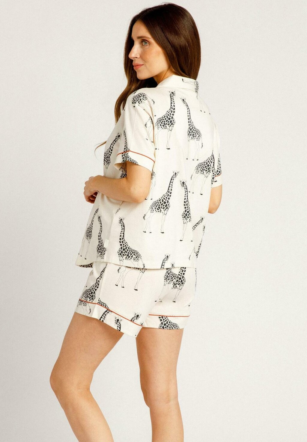 

Пижамный комплект GIRAFFE PRINT BUTTON UP SHORT SET Chelsea Peers, кремовый
