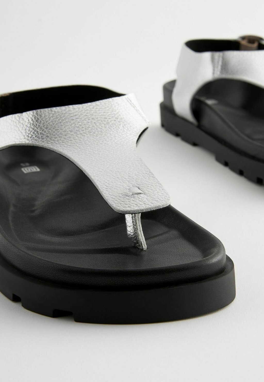 Шлепанцы TOE THONG FOOTBED Next, серебристого цвета
