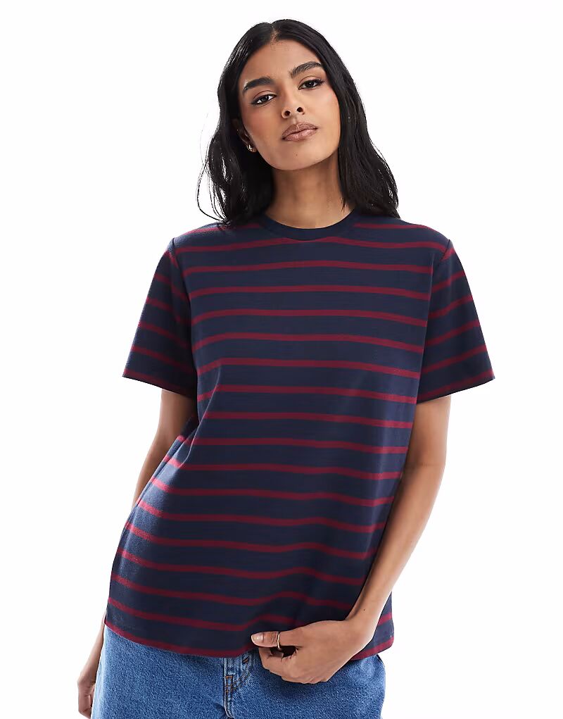 

Футболка ASOS DESIGN прямого кроя с бордовыми и темно-синими полосками
