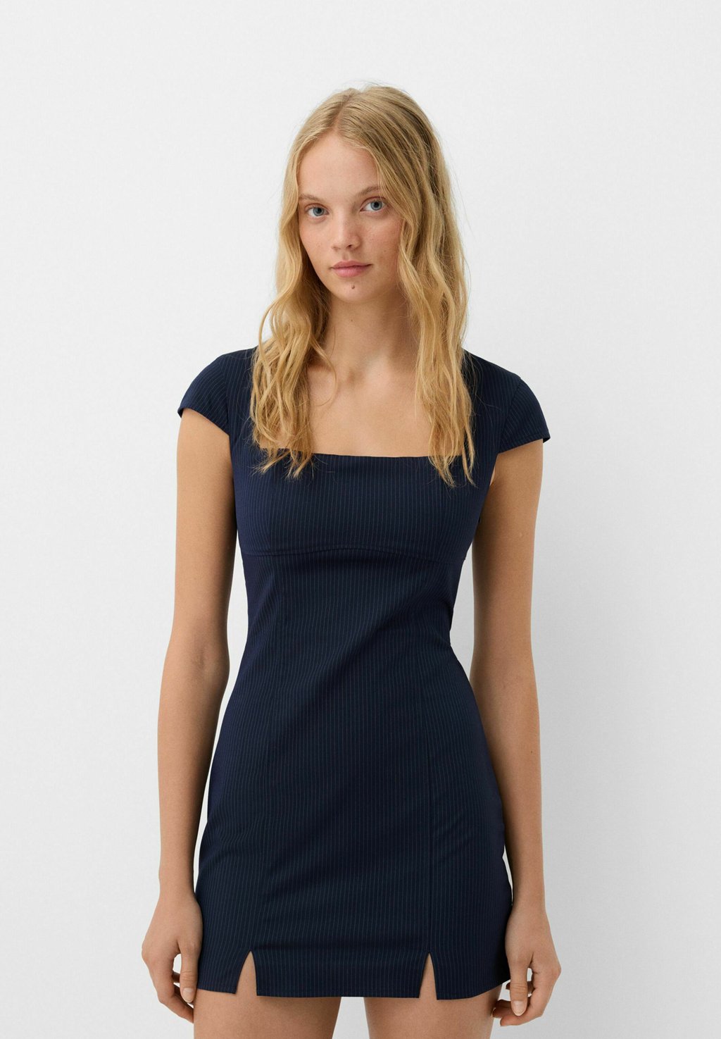 

Платье-футляр FITTED Bershka, темно-синий
