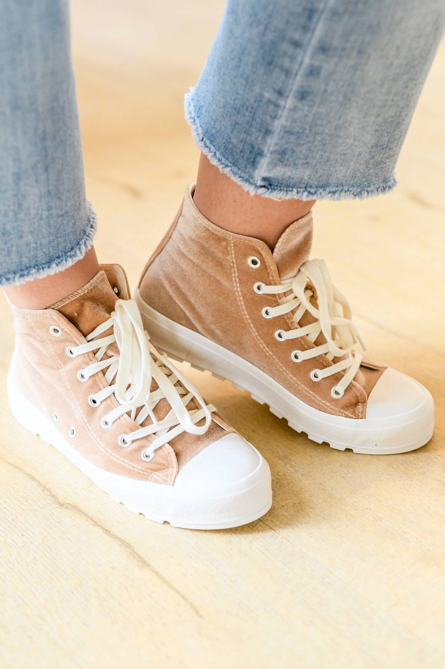 Высокие кроссовки Run Me Down Velvet в цвете Tan Corkys Footwear — фото 2