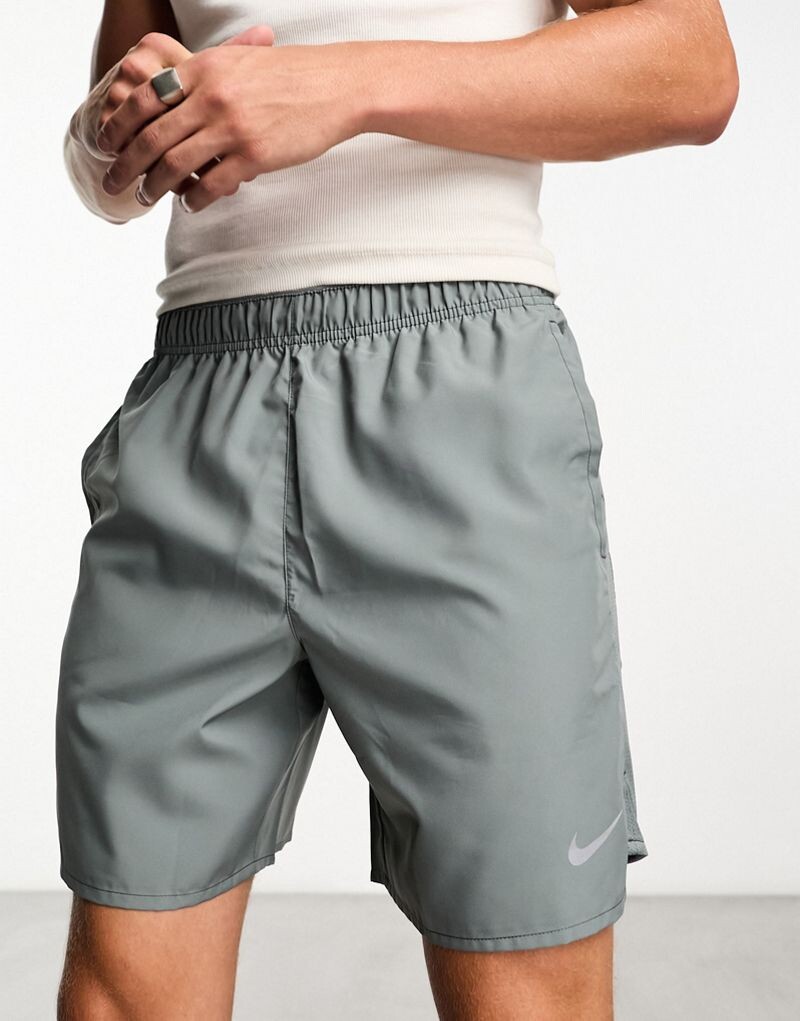 

Серые 7-дюймовые шорты Nike Dri-FIT Challenger
