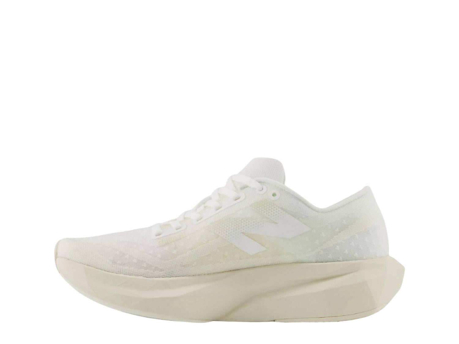 Женские беговые кроссовки Fuelcell Rebel V4 в белом цвете New Balance — фото 2