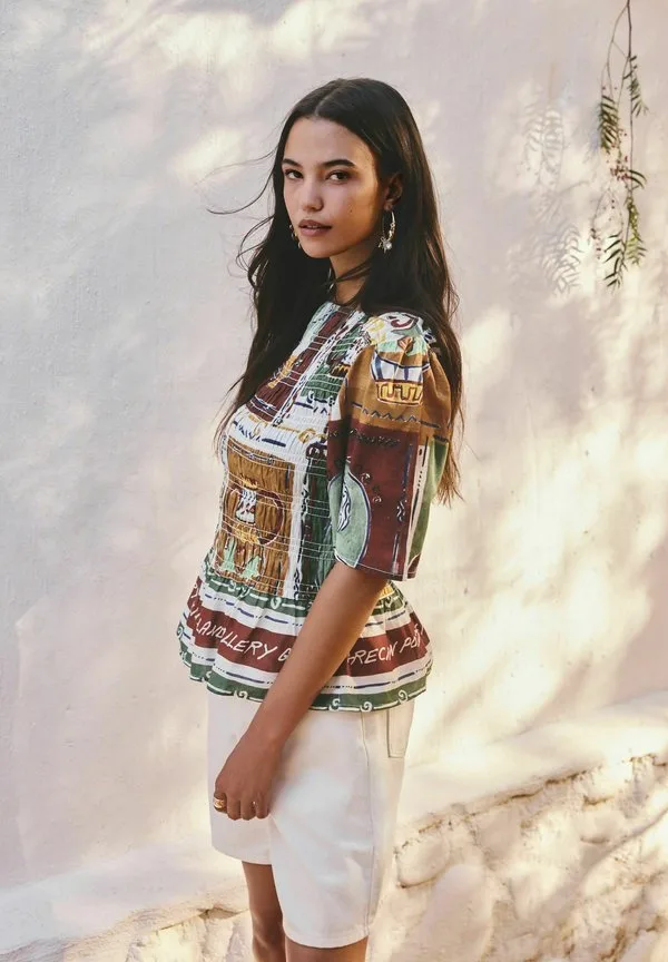 Блузка прямого кроя с присборенным вырезом и короткими рукавами Next, Brown/Green Tile Border Print — фото 4
