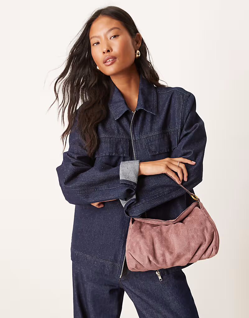 

Сумка через плечо ASOS DESIGN из искусственной замши с отворотом на клапане лилового цвета