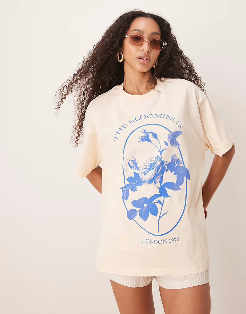 

Футболка свободного кроя ASOS DESIGN с цветочным принтом в молочном цвете
